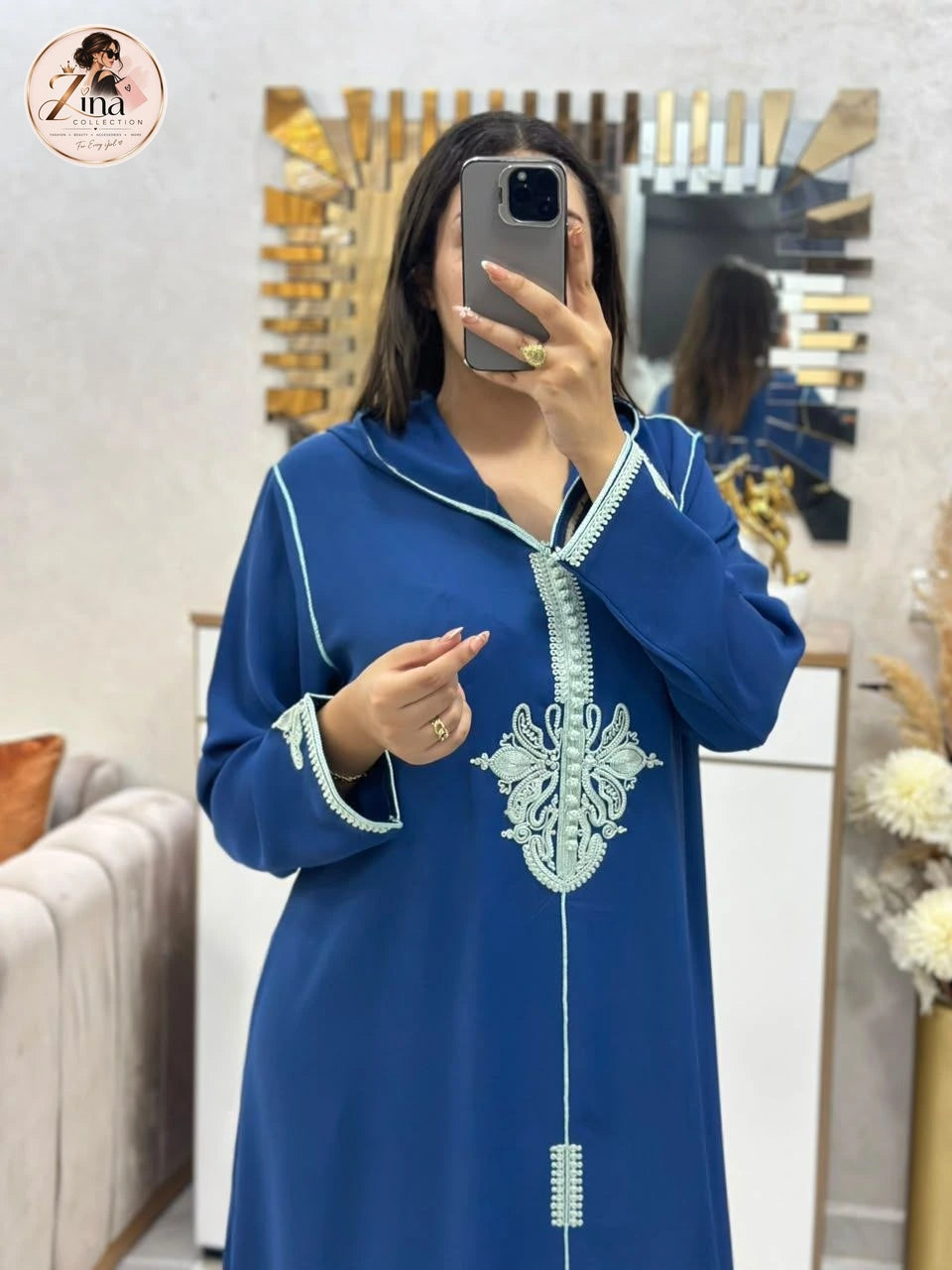 Djellaba brodée à capuche Zina Collection — bleu & menthe — détail des broderies