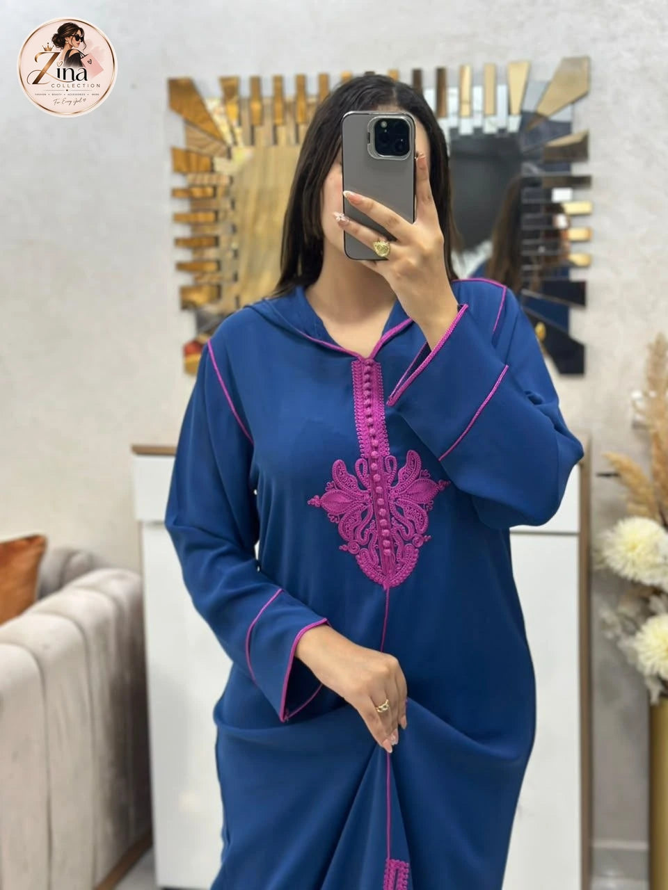 Djellaba brodée à capuche Zina Collection — bleu & fuchsia — détail des broderies