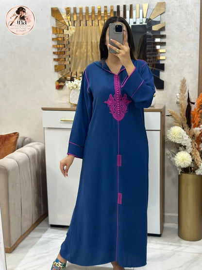 Djellaba brodée à capuche Zina Collection — bleu & fuchsia — vue d’ensemble