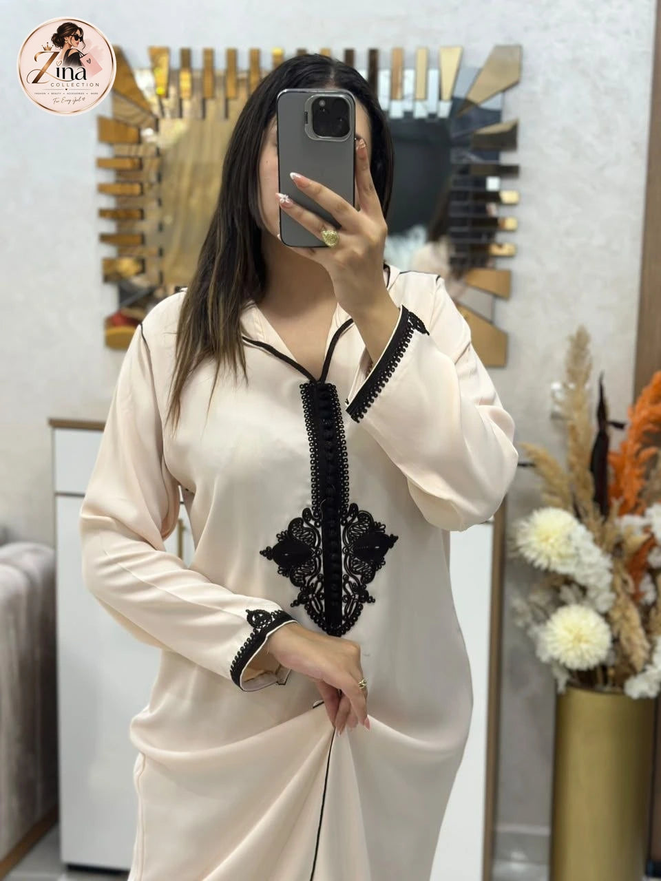Djellaba brodée à capuche Zina Collection — écru & noir — détail des broderies