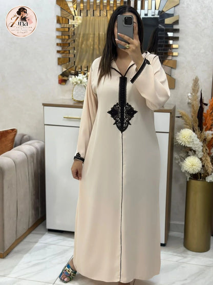 Djellaba brodée à capuche Zina Collection — écru & noir — vue d’ensemble