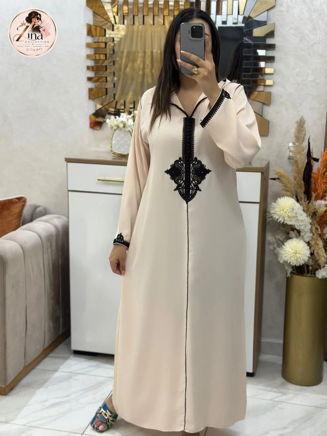 Djellaba brodée à capuche Zina Collection — écru & noir — vue d’ensemble
