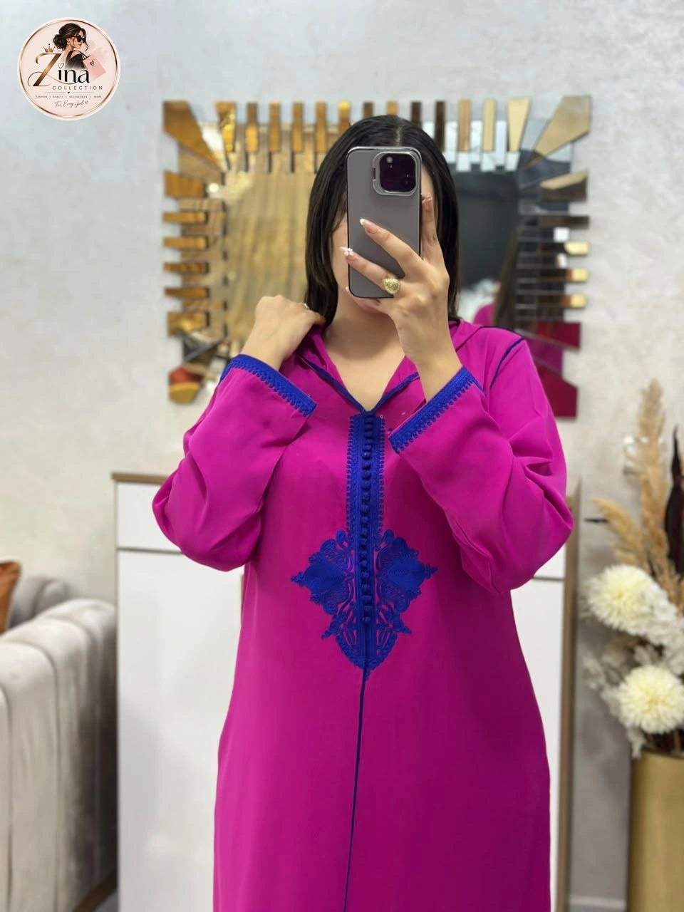 Djellaba brodée à capuche Zina Collection — fuchsia & bleu — détail des broderies
