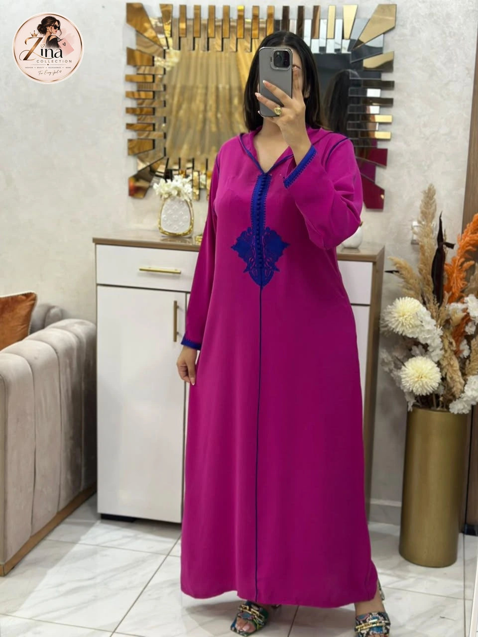 Djellaba brodée à capuche Zina Collection — fuchsia & bleu — vue d’ensemble