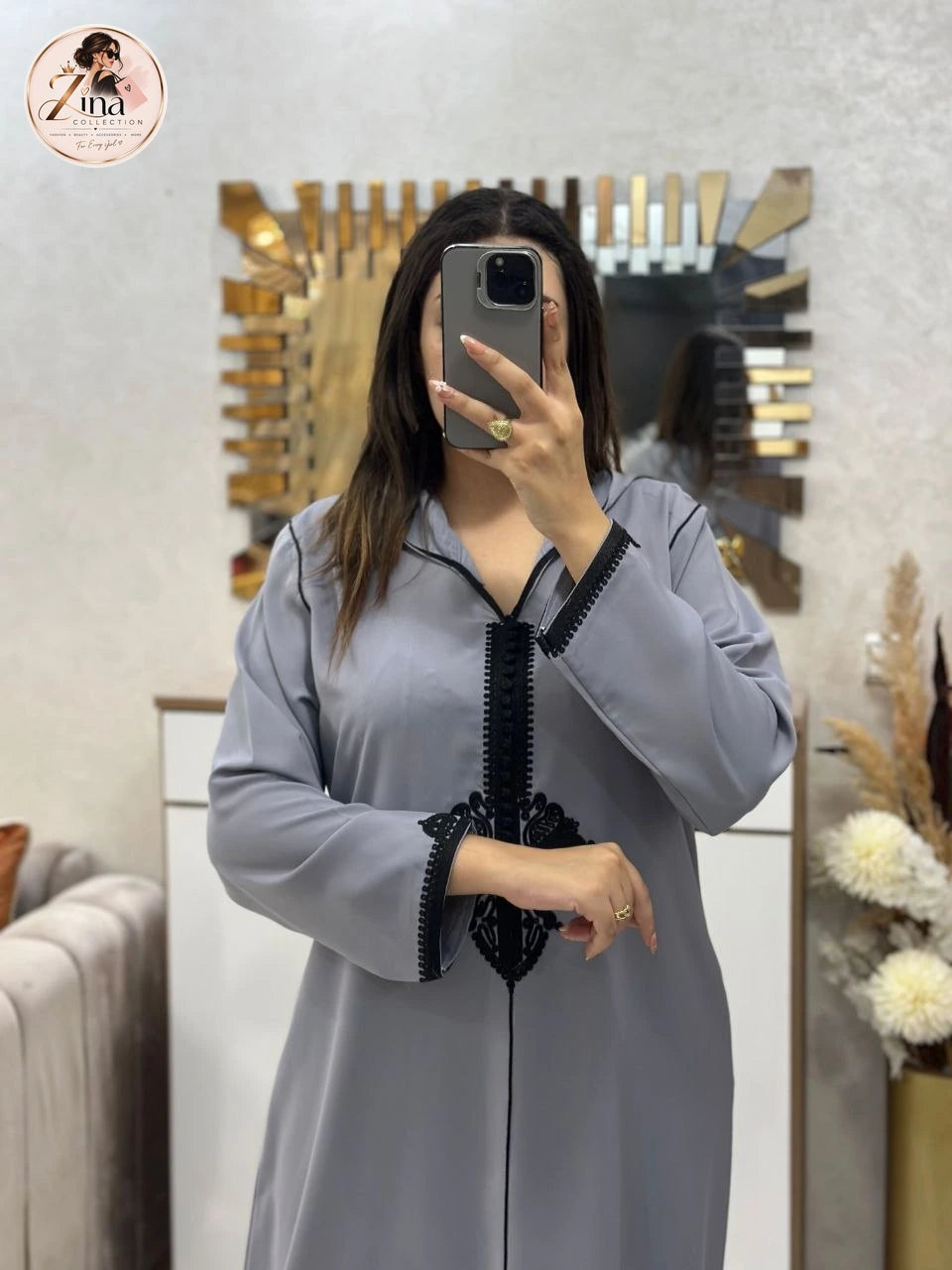 Djellaba brodée à capuche Zina Collection — gris & noir — détail des broderies