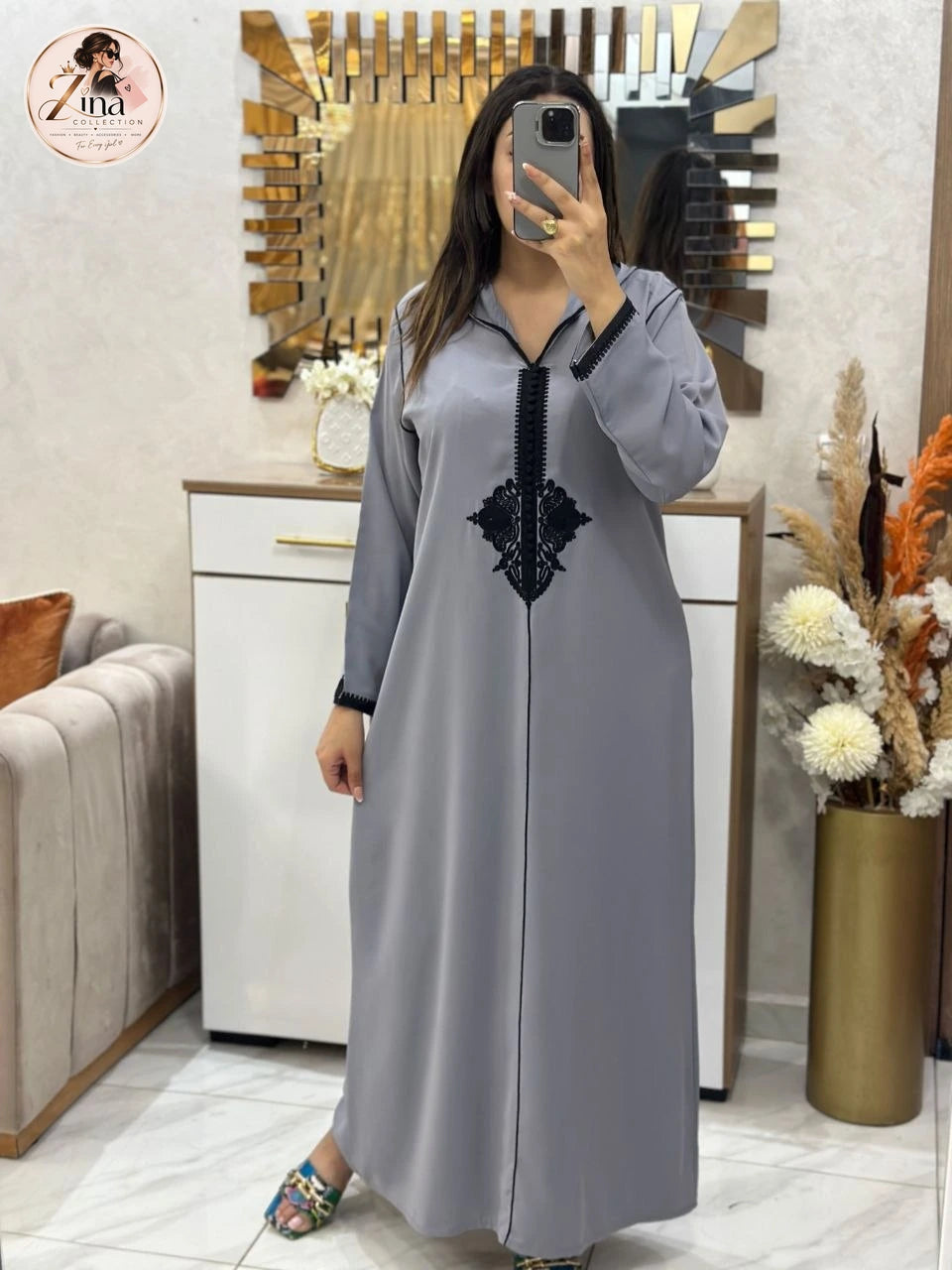 Djellaba brodée à capuche Zina Collection — gris & noir — vue d’ensemble