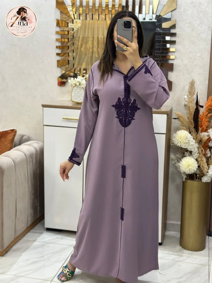 Djellaba brodée à capuche Zina Collection — mauve & prune — vue d’ensemble