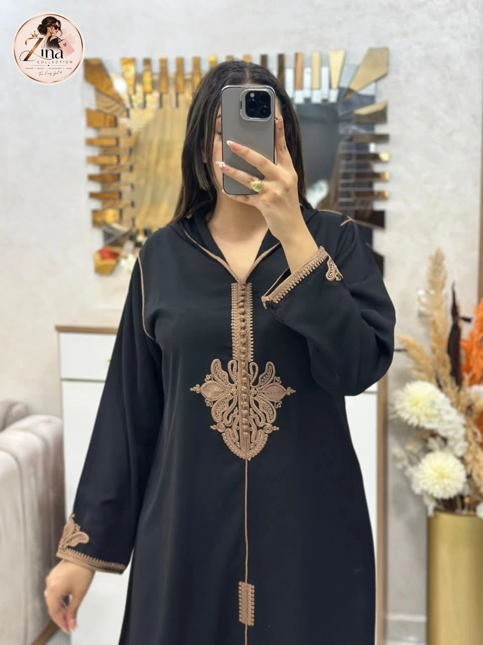 Djellaba brodée à capuche Zina Collection — noir & beige — détail des broderies