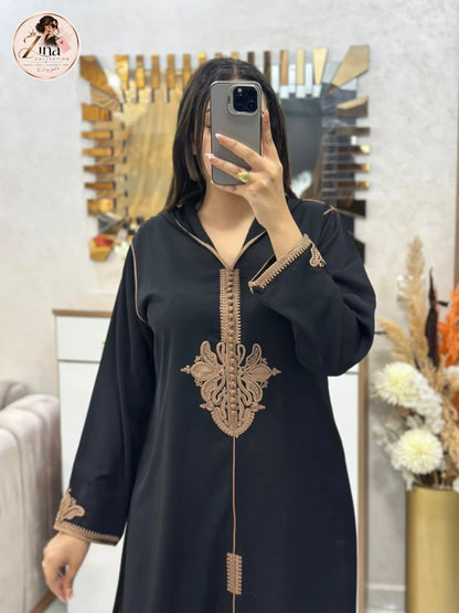 Djellaba brodée à capuche Zina Collection — noir & beige — détail des broderies