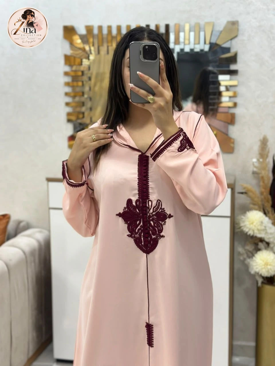Djellaba brodée à capuche Zina Collection — rose poudré & bordeaux — détail des broderies