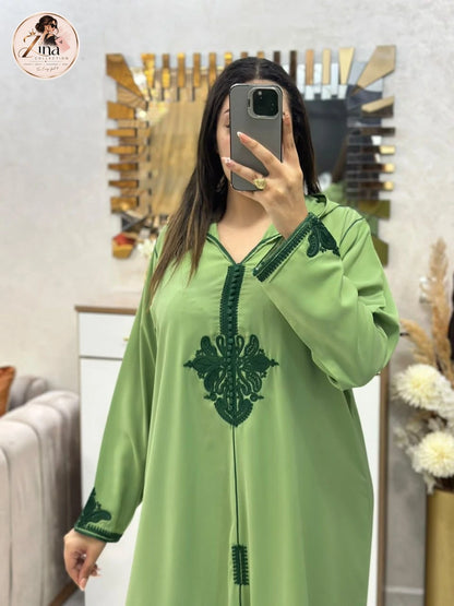 Djellaba brodée à capuche Zina Collection — vert pistache — détail des broderies
