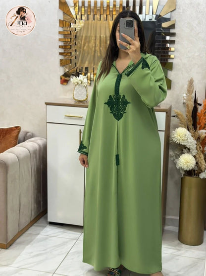 Djellaba brodée à capuche Zina Collection — vert pistache — vue d’ensemble