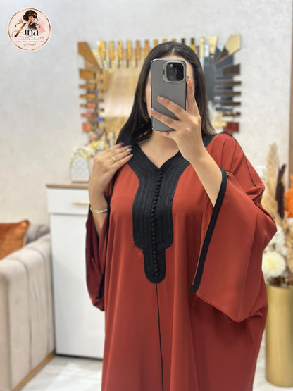 Kaftan en Crêpe Rosa avec sfifa et aakad — brique & noir — detail
